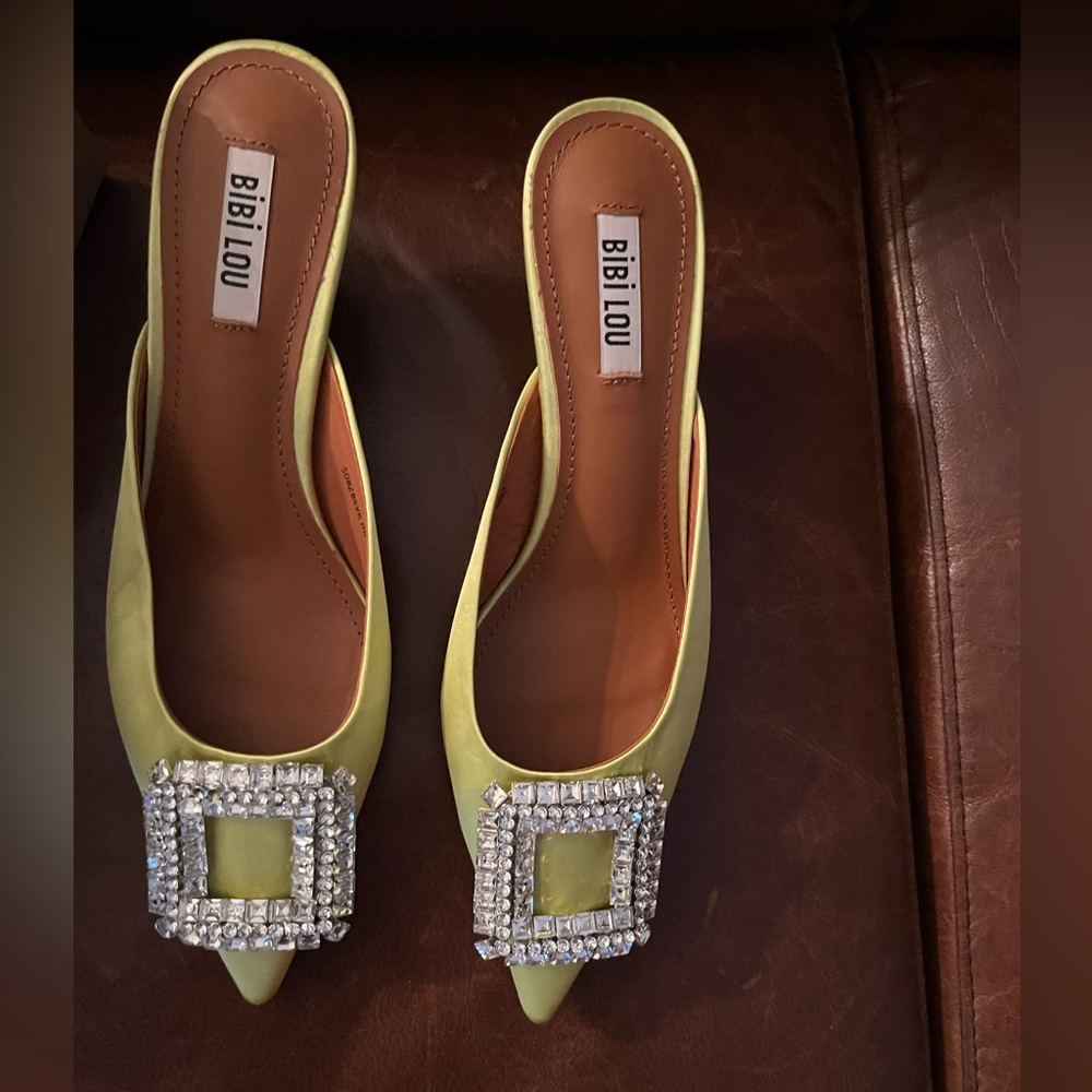 BNIB Bibi Lou Closed toe kitten heels Size 39- fits 8-8.5 best